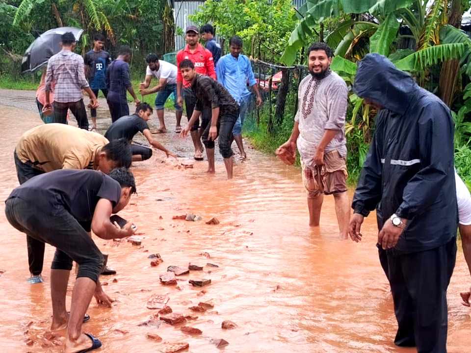নোয়াখালীতে  ভাঙা সড়ক মেরামতে সাধারণ শিক্ষার্থীরা