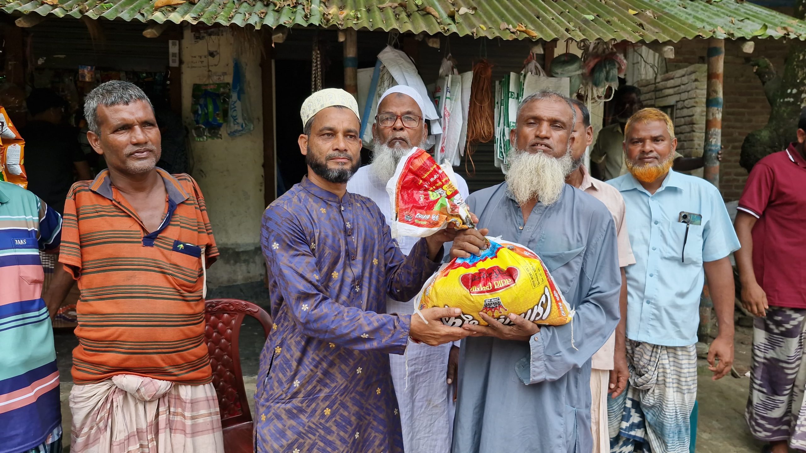 চাঁপাইনবাবগঞ্জে খালেদা জিয়ার রোগমুক্তি কামনায় খাদ্য ও নগদ অর্থ বিতরণ
