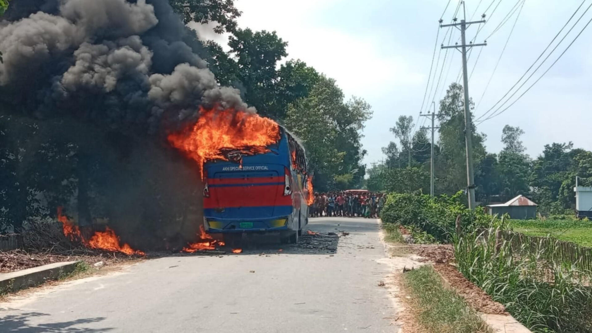 কাজিপুরে বাসচাপায় সাইকেল আরোহীর মৃত্যু, বাসে আগুন দিলো বিক্ষুব্ধ জনতা