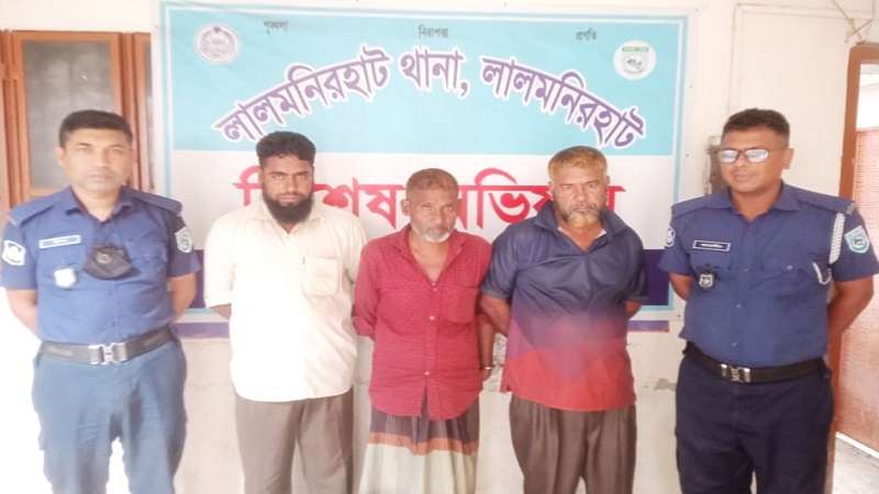 লালমনিরহাটে তামাকবাহী ট্রাক থেকে গাঁজাসহ ৩ জন মাদক ব্যবসায়ী আটক