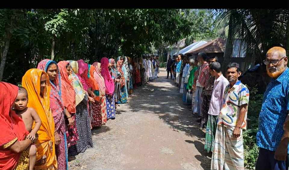 সাঁথিয়ায় মাদ্রাসার পরিচালনা কমিটি ও শিক্ষক নিয়ে বিভ্রান্তি ও অপপ্রচারের বিরুদ্ধে এলাকাবাসীর মানববন্ধন
