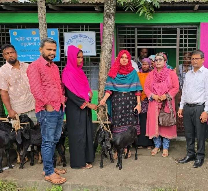 সাঁথিয়ায় তাঁতি মহিলা উন্নয়ন প্রকল্প দক্ষতা উন্নয়ন প্রশিক্ষনার্থীদের মাঝে ছাগল বিতরন
