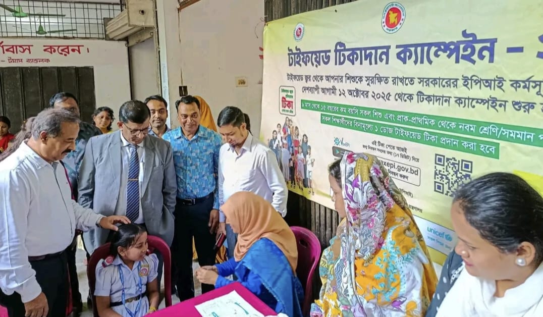 ময়মনসিংহে টাইফয়েড টিকাদান ক্যাম্পেইন পরিদর্শন করেন বিভাগীয় কমিশনার