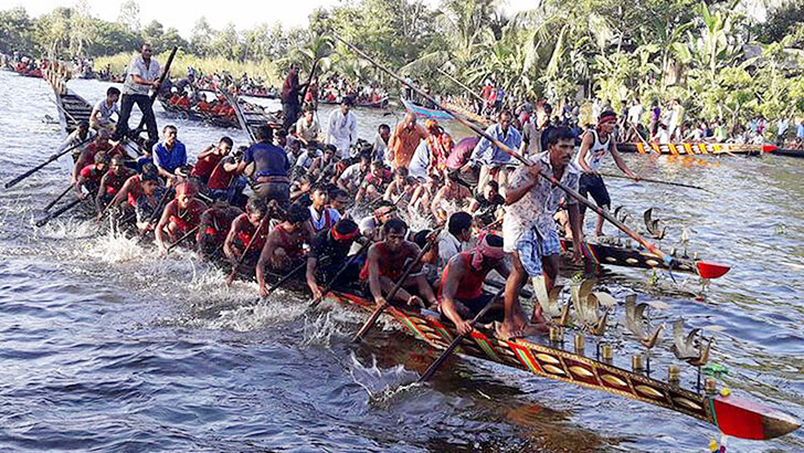 উল্লাপাড়ায় নৌকাবাইচে সংঘর্ষে আহত ১৭ জন