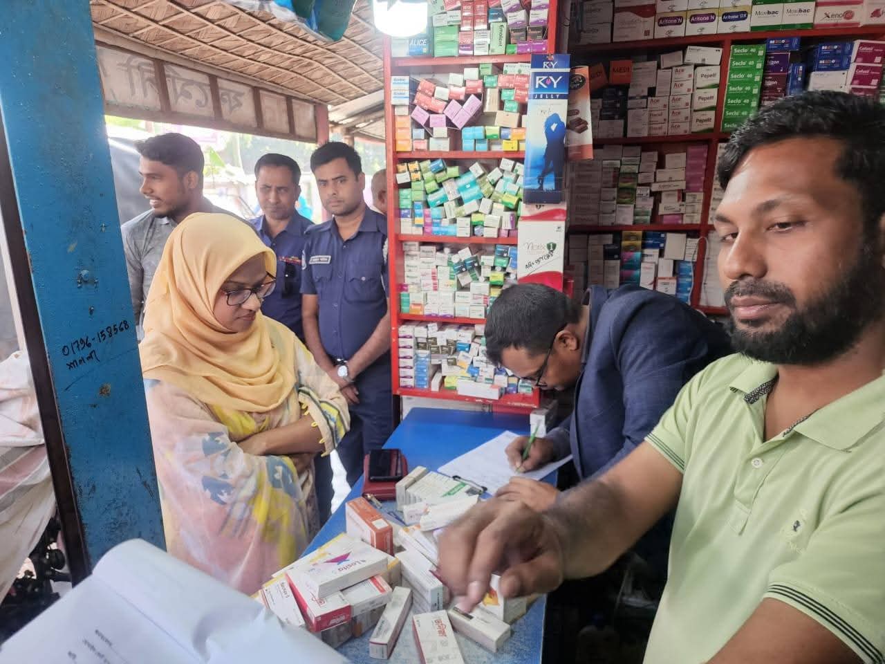 বাঘায় ৩ ঔষধের দোকানে ২৫ হাজার টাকা জরিমানা! 