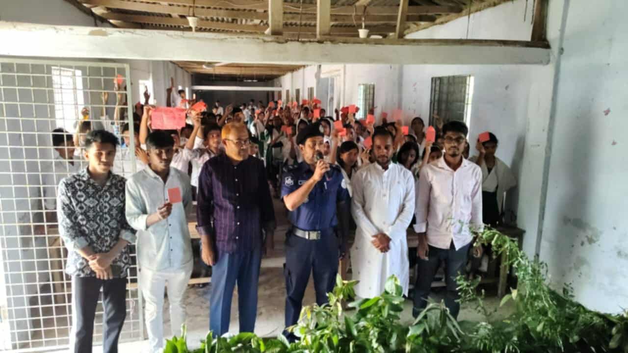 আমতলীতে স্বপ্ন ছোঁয়া স্বেচ্ছাসেবী যুব সংগঠনের উদ্যোগে শিক্ষার্থীদের মাঝে ফলজ বনজ ও ঔষধি গাছের চারা বিতরণ