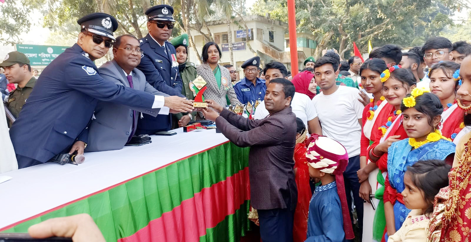 কাজিপুরে বিজয় দিবসে গ্রাফিতি, চিত্রাঙ্গন ও ডিসপ্লেতে সেরা অন্যরকম বিদ্যা নিকেতন