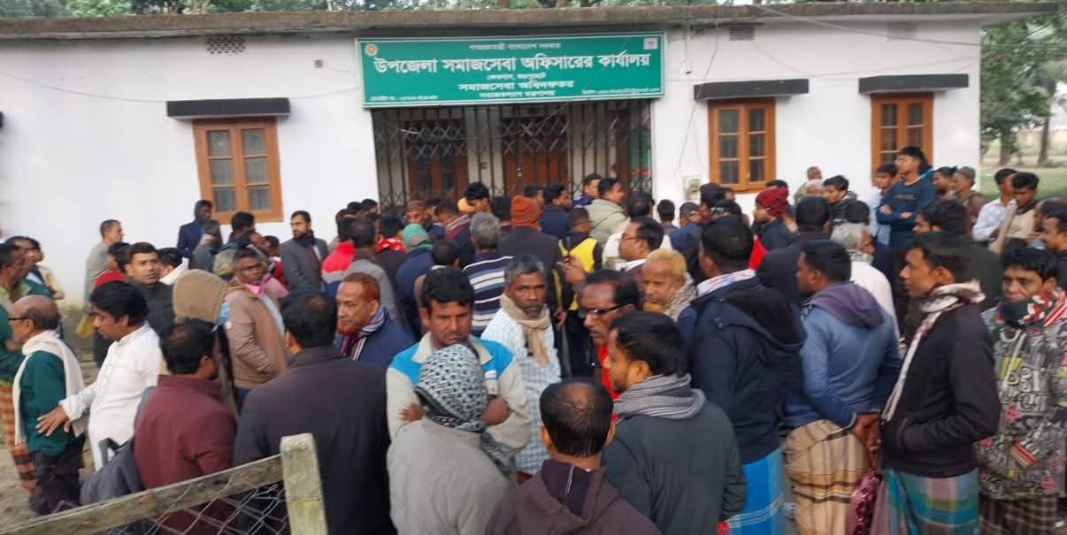 জয়পুরহাট ক্ষেতলালে সমাজসেবার অফিস সহায়ক গাবতলীর জনির ঝুলন্ত মরদেহ উদ্ধার