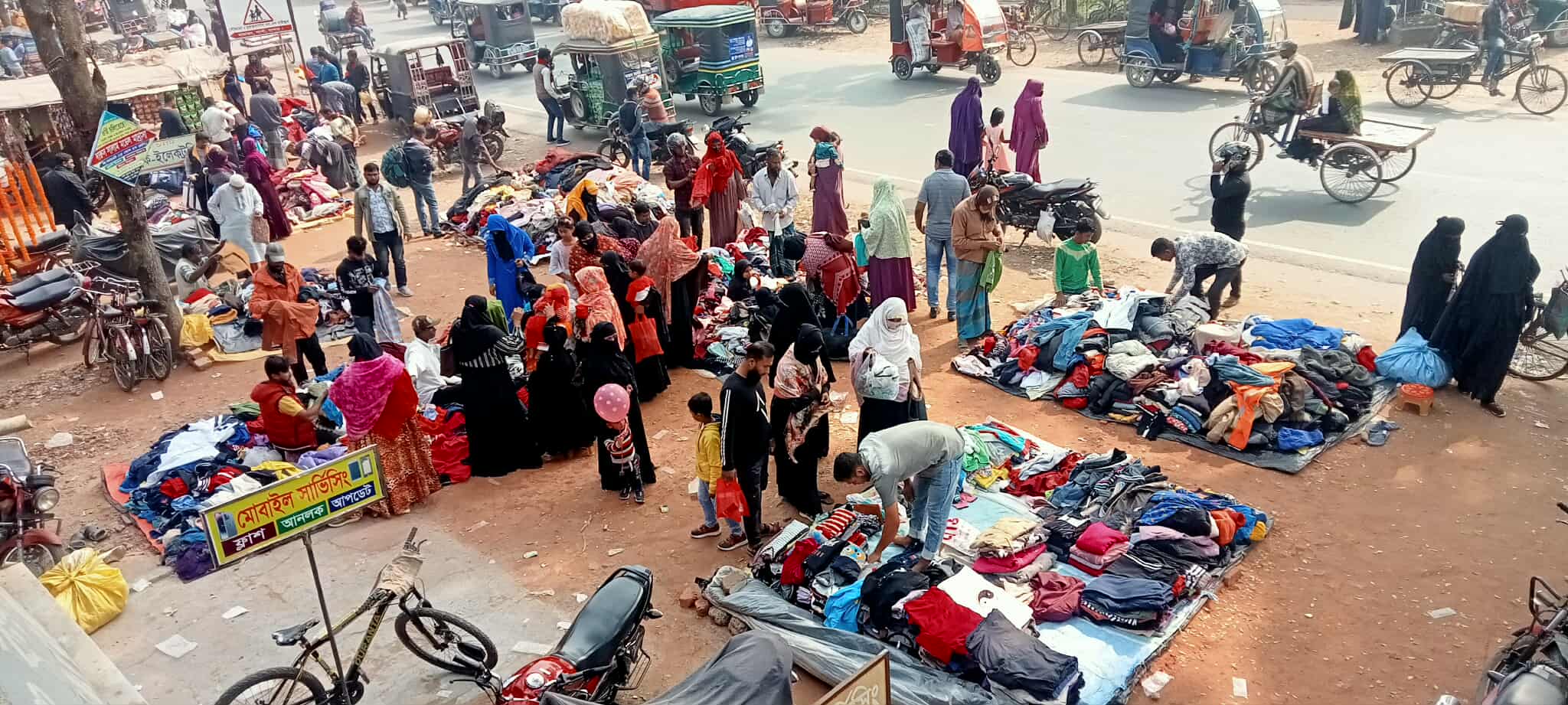 পৌষের হিমেল হাওয়ায় শীতার্ত মানুষের শেষ ভরসা ফুটপাতের দোকান