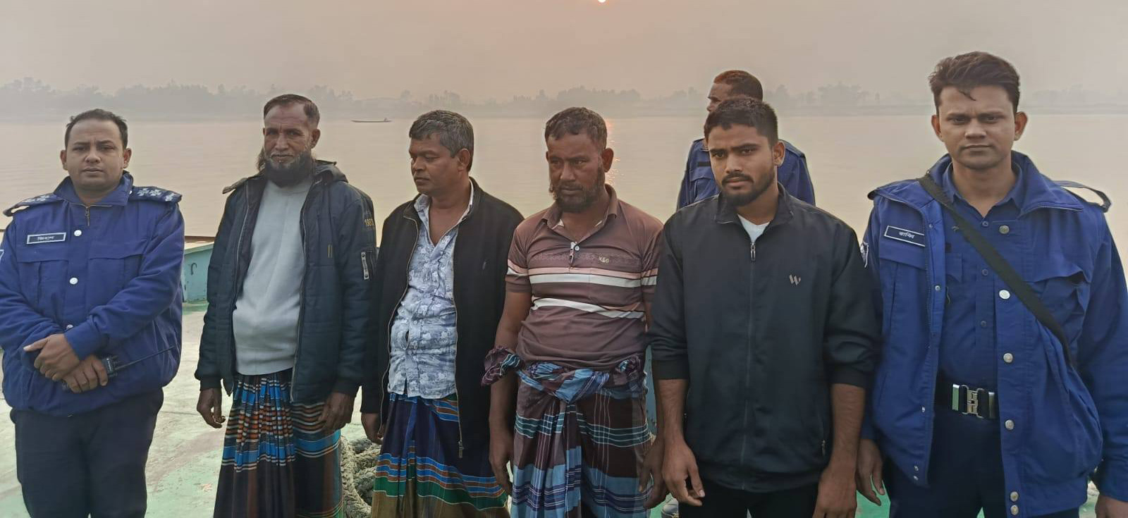 কাজিপুরে যমুনা নদীর বাঁধে অবৈধভাবে বালু উত্তোলন, ৫  শ্রমিককে অর্থদন্ড