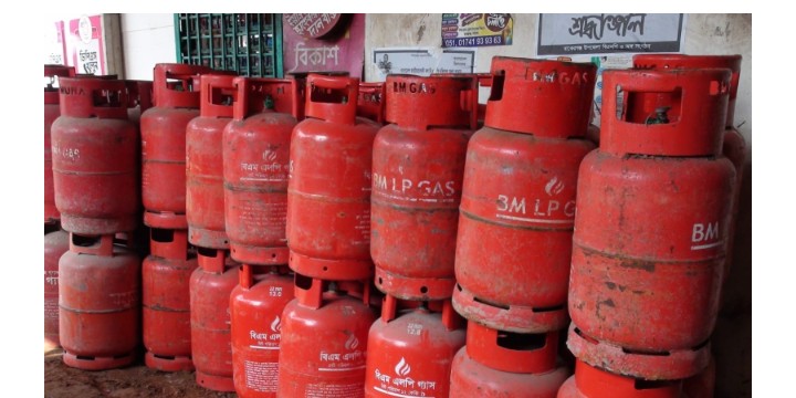 অতিরিক্ত দামেও মিলছে না এলপিজি গ্যাস, বাকেরগঞ্জে চরম সংকটে জনজীবন