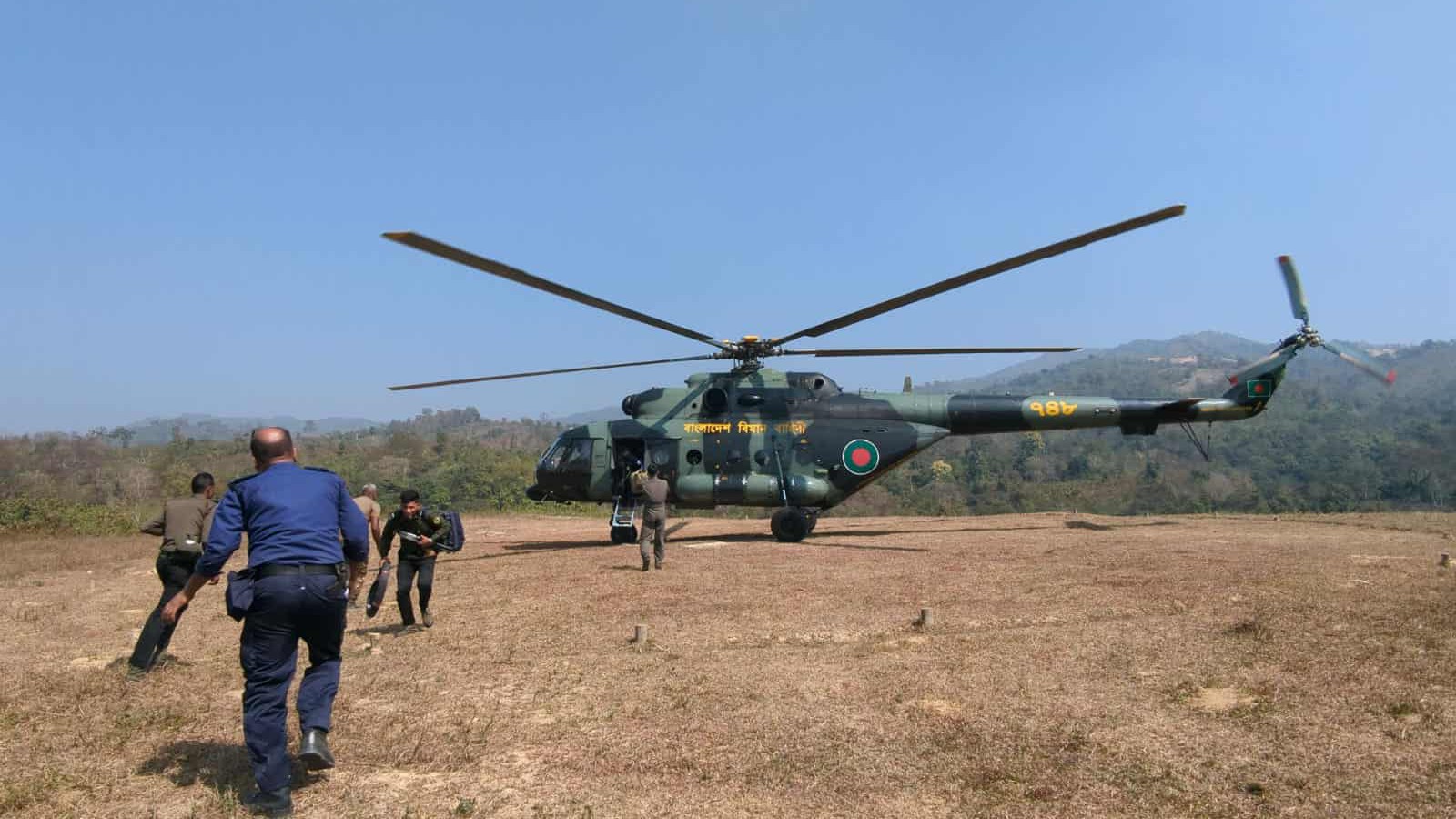 দুর্গম বড়থলির আরও ২ টি কেন্দ্রে নির্বাচনী সরঞ্জাম ও জনবল নিরাপদে পৌঁছালো হেলিকপ্টারে