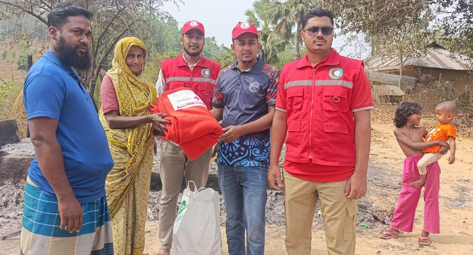 মানিকছড়িতে অগ্নিকাণ্ডে ক্ষতিগ্রস্ত পরিবারের পাশে যুব রেড ক্রিসেন্ট