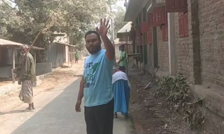 হিলিতে সড়ক কার্পেটিং কাজের তথ্য নিতে গিয়ে একাত্তর টিভির সাংবাদিক লাঞ্ছিতের শিকার