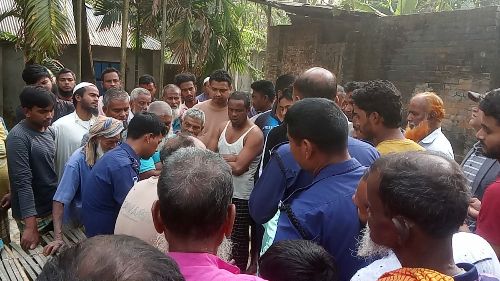 পার্বতীপুরে বাসের ধাক্কায় প্রাণ গেল কৃষক ইসহাক আলীর