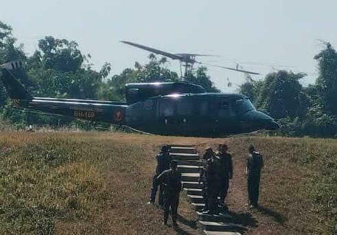 বিলাইছড়িতে দুর্গম বড়থলির একটি কেন্দ্রে নির্বাচনী সরঞ্জাম পৌঁছালো হেলিকপ্টার যোগে
