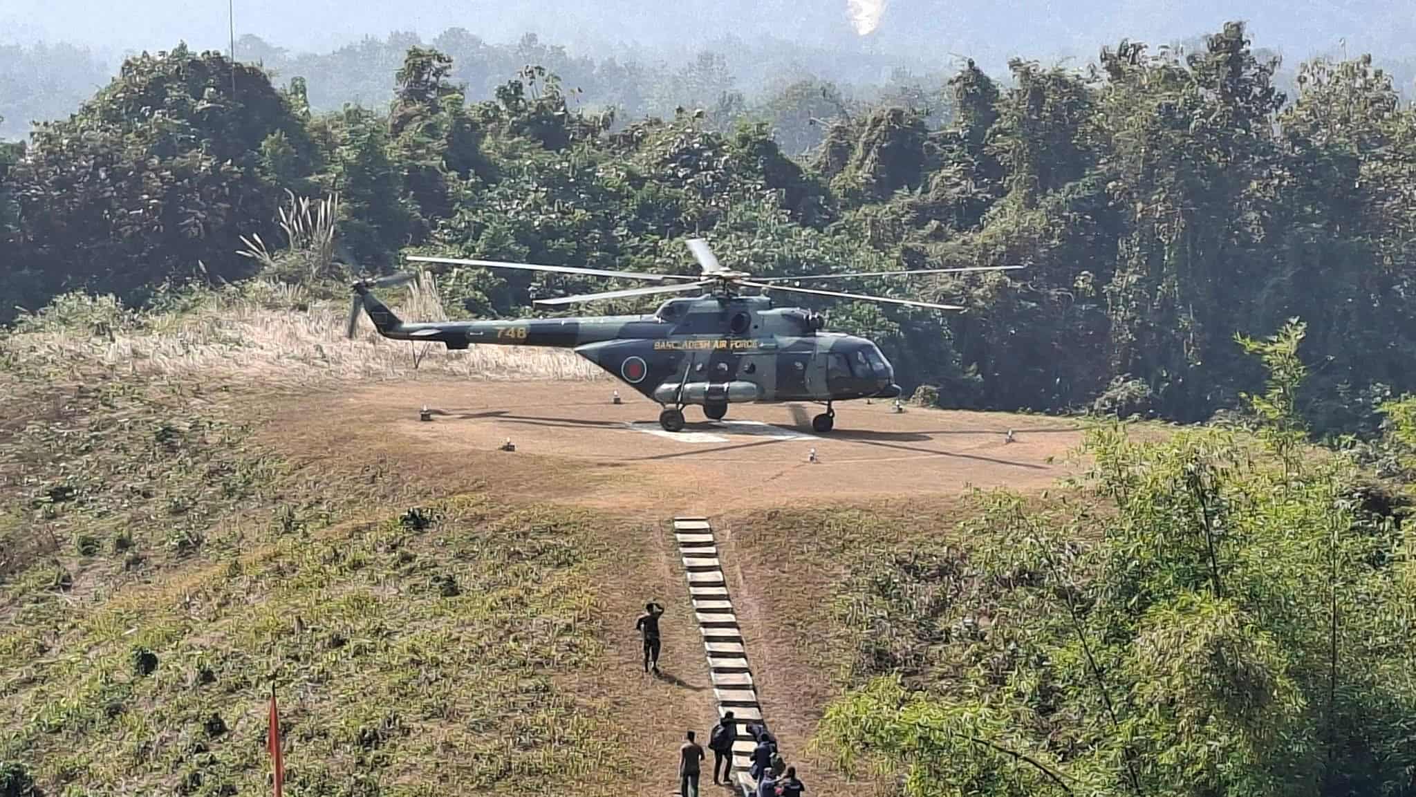 দুর্গম বড়থলির আরও ২ টি কেন্দ্রে নির্বাচনী সরঞ্জাম ও জনবল নিরাপদে পৌঁছালো হেলিকপ্টারে