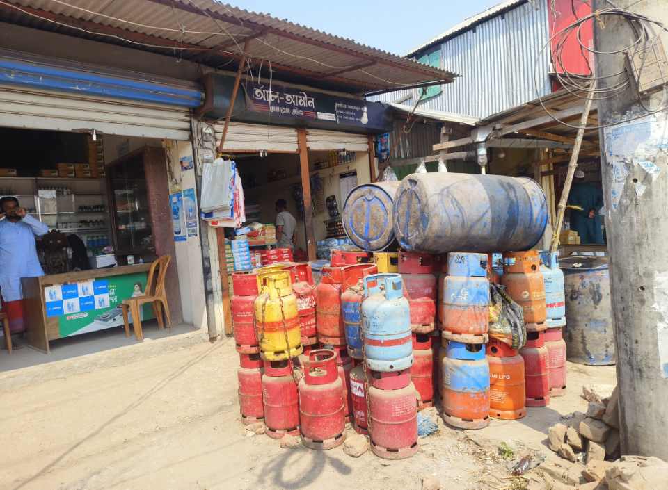 আমতলীতে গ্যাসের জন্য হাহাকার ৭টি কোম্পানির গ্যাস সরবরাহ বন্ধ