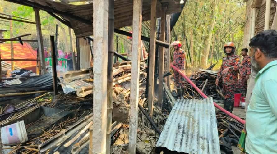 কুষ্টিয়ায় মাদকাসক্ত ছেলের দেওয়া আগুনে পুড়লো বসতঘর