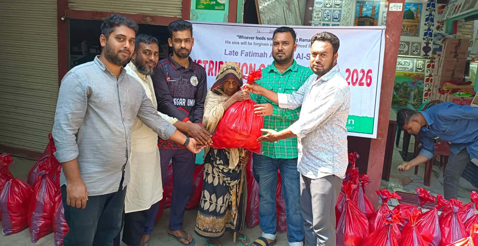 শ্যামনগরে নূরনগর মানবতার কল্যাণ ফাউন্ডেশনের উদ্যোগে ৫০ পরিবারে ইফতার সামগ্রী বিতরণ