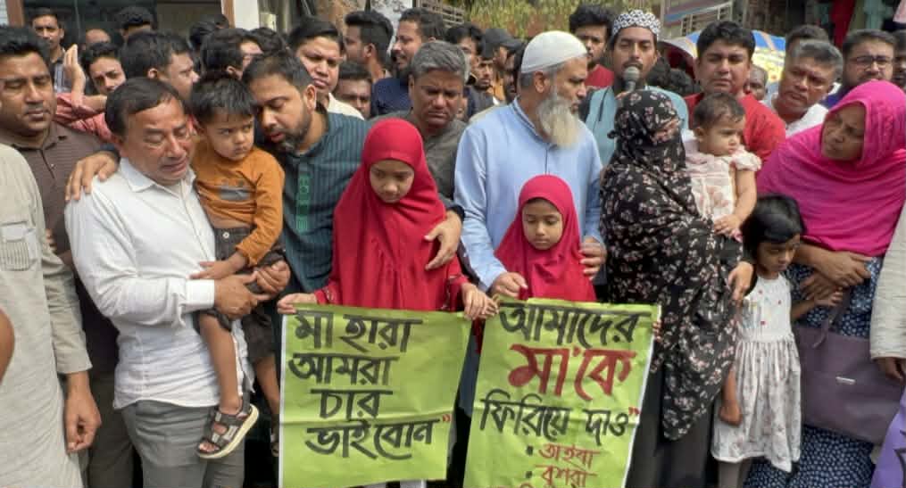 ইবি শিক্ষিকা রুনা হত্যার প্রতিবাদে শিক্ষক-শিক্ষার্থী ও স্বজনদের মানববন্ধন