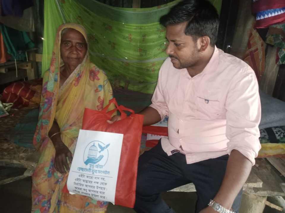 আমতলীতে স্বপ্ন ছোঁয়া স্বেচ্ছাসেবী যুব সংগঠনের পক্ষ থেকে অসহায় নারীদের মাঝে ঈদ বস্ত্র বিতরণ