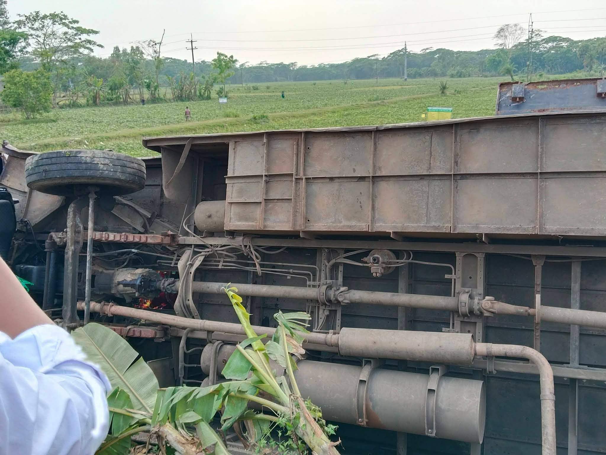 বরিশাল-পটুয়াখালী মহাসড়কের বোয়ালিয়া রেইন্টিতলায় ভয়াবহ সড়ক দুর্ঘটনা: বাস, ইজিবাইক ও মোটর সাইকেলের ত্রিমুখী সংঘর্ষ