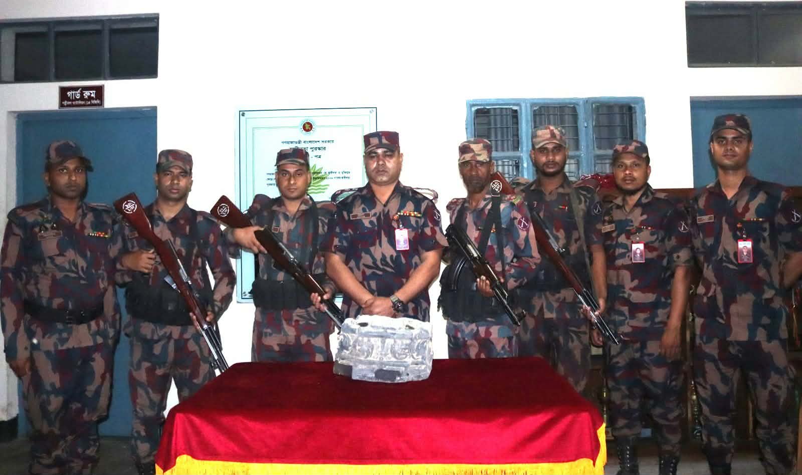 পত্নীতলায় কষ্টি পাথরের মূর্তির ভাঙা বেদী উদ্ধার