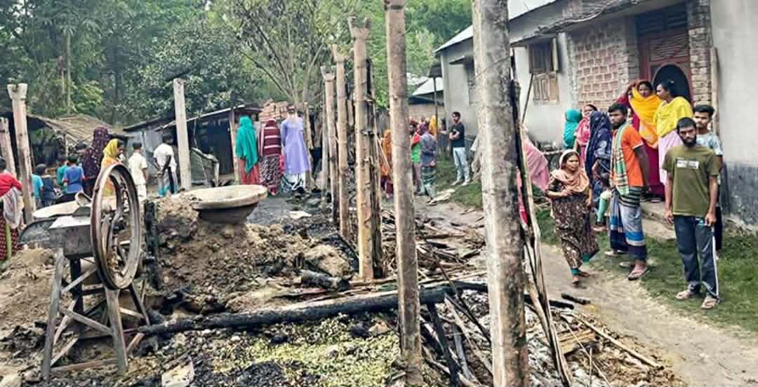 কুষ্টিয়ায় কয়েল থেকে অগ্নিকাণ্ড, গবাদিপশুসহ পুড়েছে বসতঘর