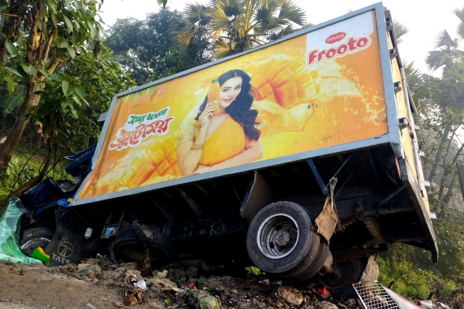 কালীগঞ্জে সড়ক দুর্ঘটনায় নি-হ-ত ১, আ-হ-ত ৪