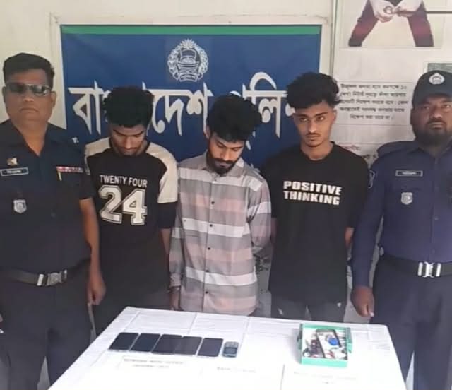 ফেসবুকে ‘সুন্দরী নারী’ সেজে প্রবাসীদের ফাঁদ: বাঘায় তিন হ্যাকার আটক! 