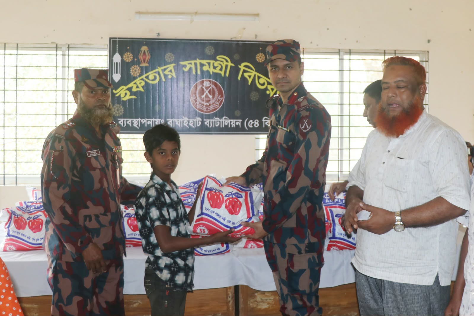 শতাধিক পরিবারের মাঝে সাজেকে ইফতার সামগ্রী বিতরণ করেছে ৫৪ বিজিবি