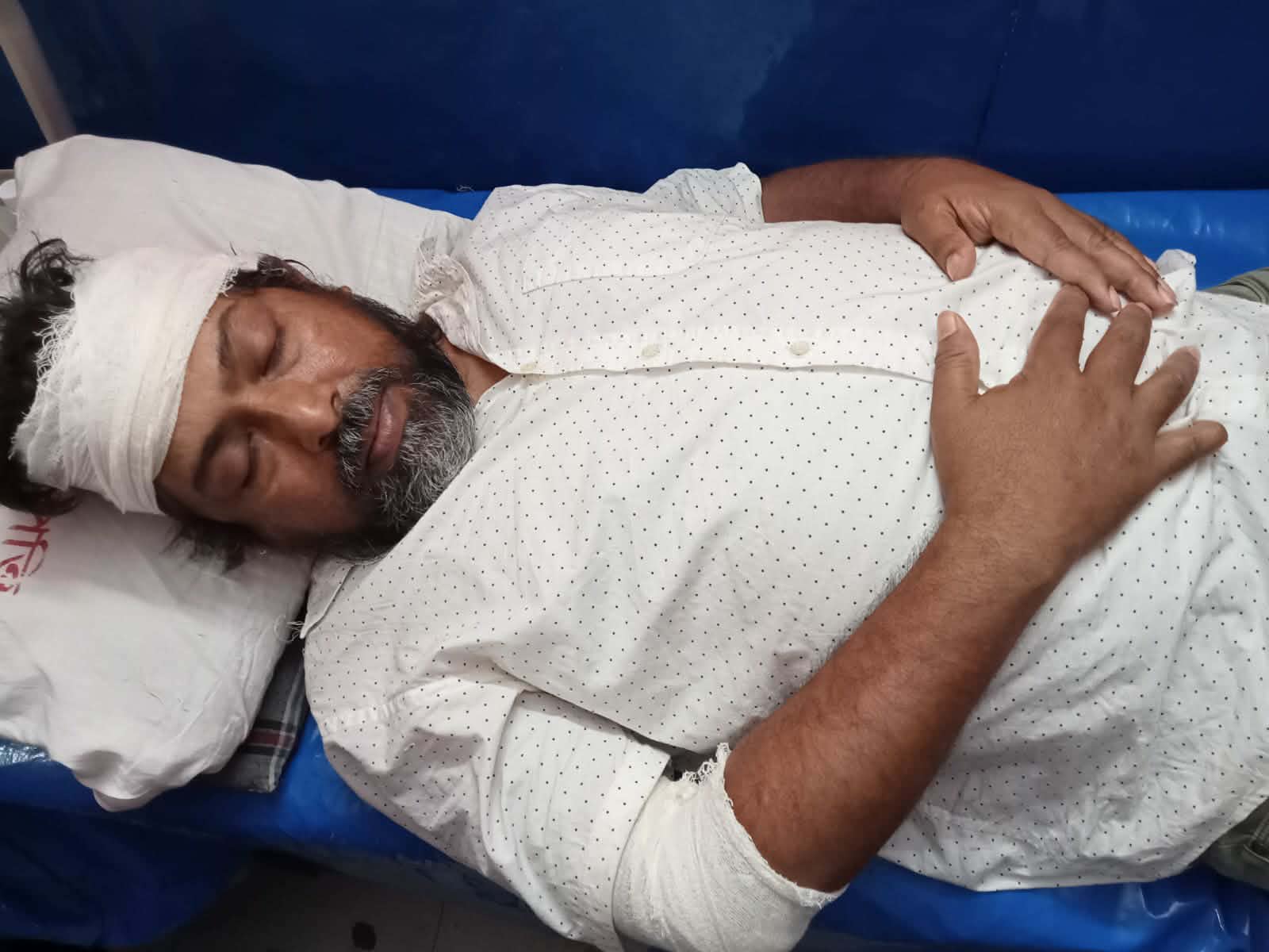 যুবদল নেতার নেতৃত্বে প্রেসক্লাবে ঢুকে সভাপতির উপর হামলা