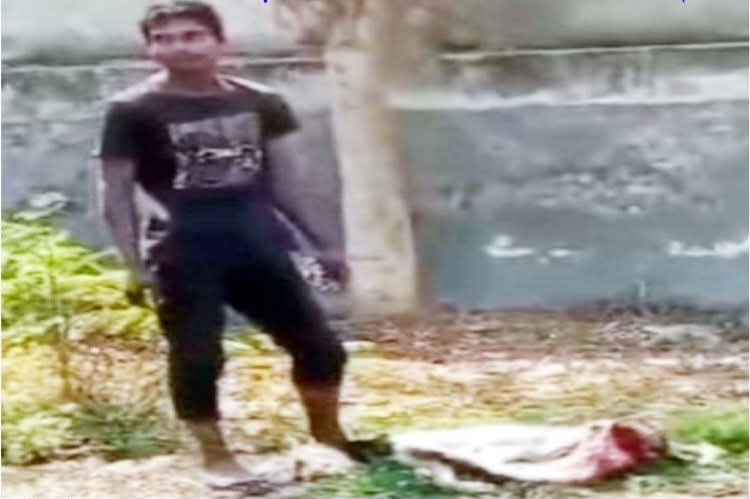 রমজান মাসে কুকুরের মাংস প্রস্তুতকালে যুবক আটক