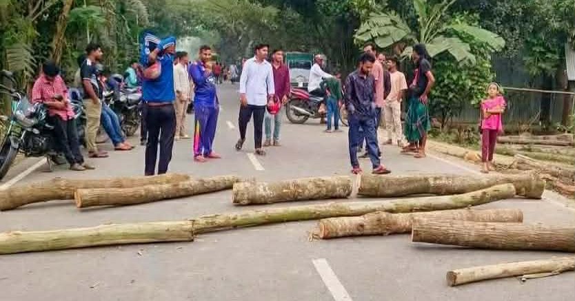 ভুল তথ্যের গুজবে ইসলামপুরে তেল নিতে গিয়ে বাইকারদের সড়ক অবরোধ