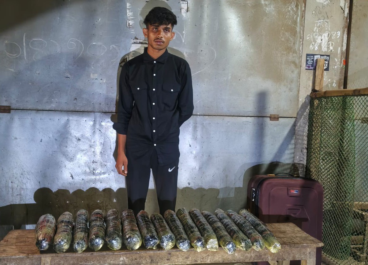 সিন্দুকছড়ি জোনের অভিযানে মানিকছড়ি থেকে সাড়ে ৮ কেজি গাঁজাসহ যুবক আ-ট-ক