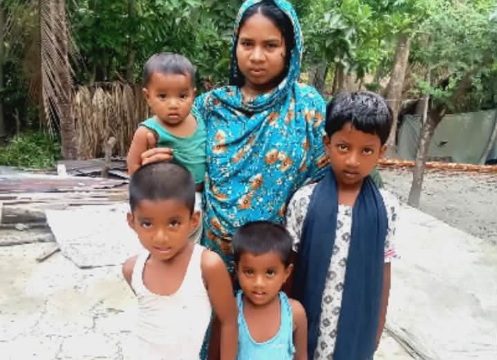 কাঠালিয়ায় গৃহ কষ্টে ভুগছে ৪ সন্তানের জননী মুন্নি বেগম