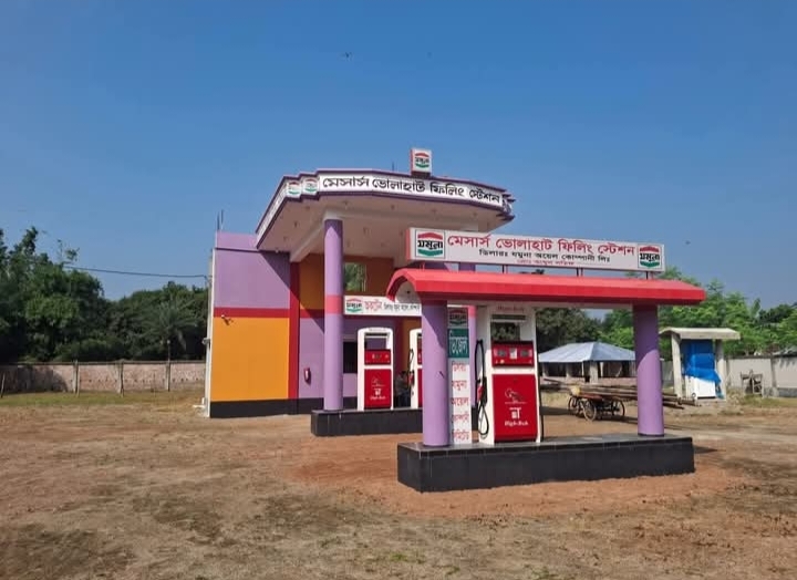 ভোলাহাটে জ্বালানী তেলের সঙ্কটে দিশেহারা কৃষক!  ধান ও আমের মৌসুমে লক্ষ্যমাত্রা অর্জনের স্বপ্ন ভেস্তে যেতে বসেছে