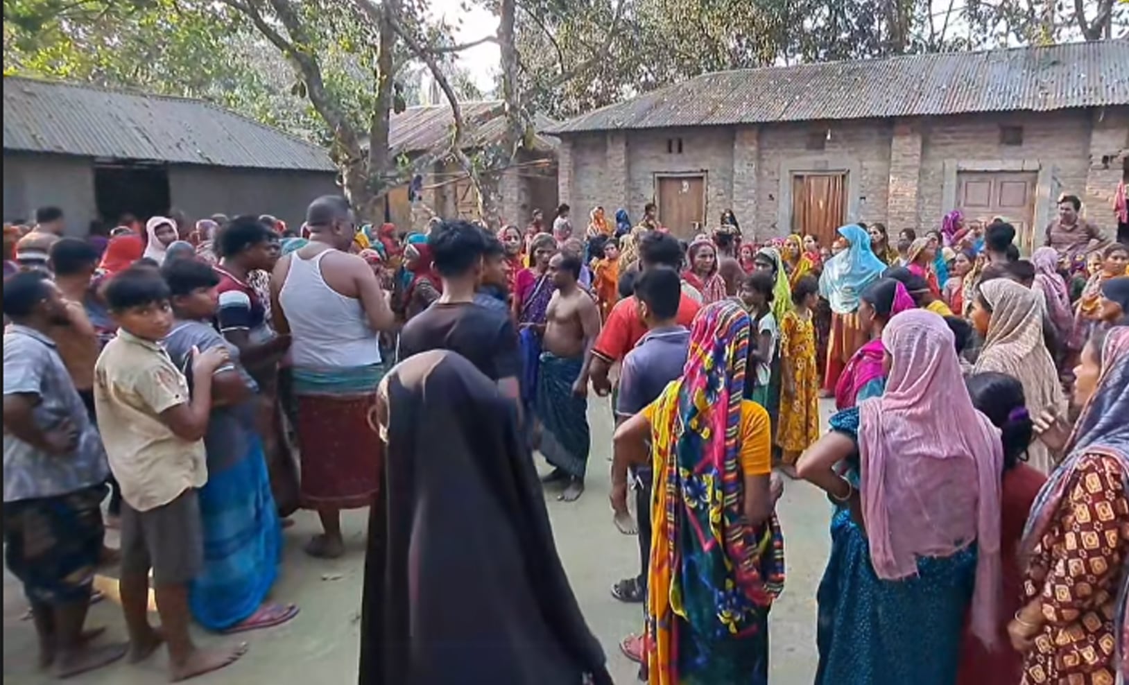 গোবিন্দগঞ্জে বাড়িতে ঢুকে গ’লা কাটাসহ একই পরিবারের ৪ জনকে জখম: ঘাতক আটক
