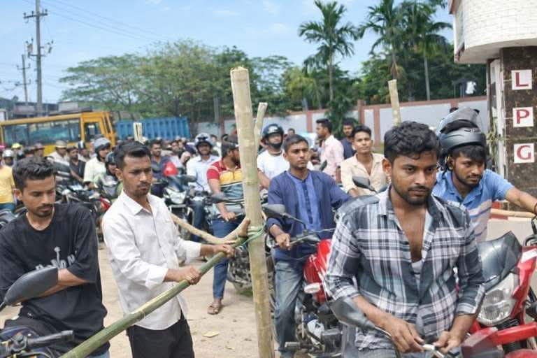 আমতলীতে জ্বালানি সংকট তীব্র আকারে, বিপাকে ভাড়ায় চালিত মোটরসাইকেল চালকরা