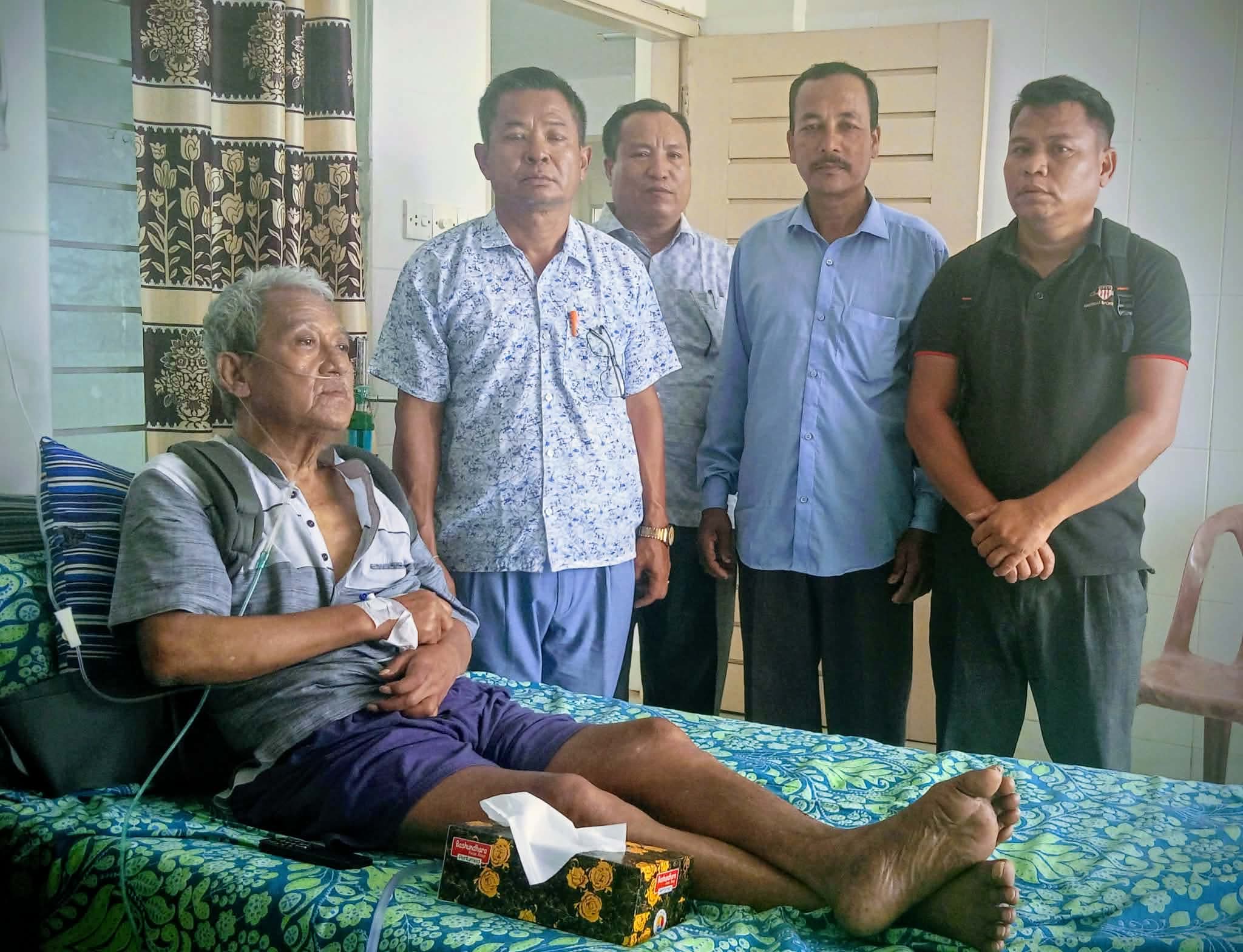 জেলা পরিষদ চেয়ারম্যান রবীন্দ্র লাল ও সভাপতি সালাম ফকিরকে দেখতে হাসপাতালে চেয়ারম্যান সুনীল কান্তি