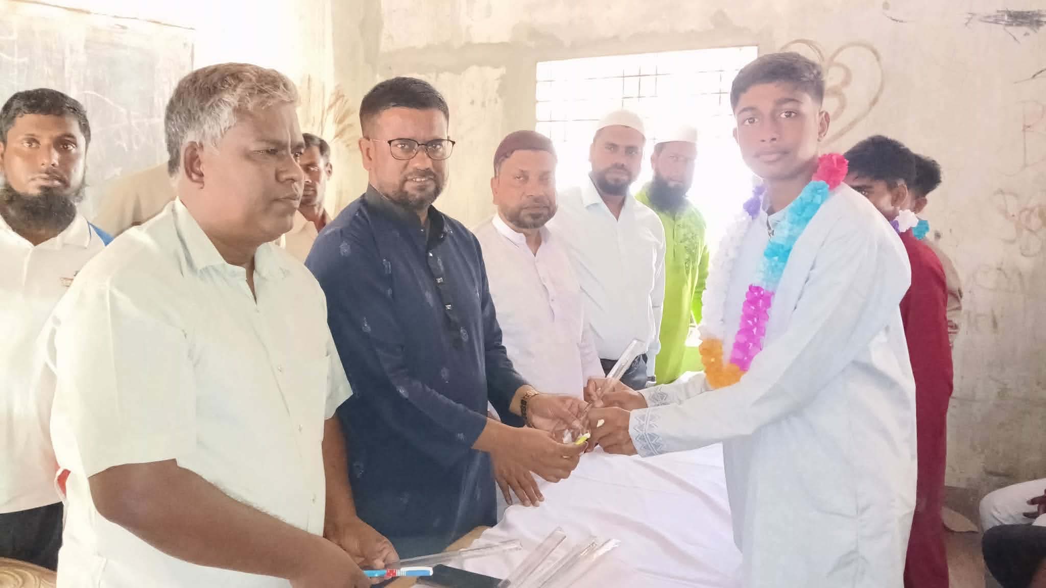 তানোর পৌরসভা দাখিল মাদ্রাসায় বিদায় ও নবীন বরণ অনুষ্ঠিত