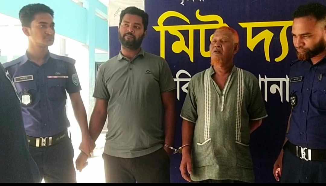 থানায় আসামীর ছবি নিতে গিয়ে সাংবাদিকের মোবাইল ভাঙচুরের অভিযোগ, স্থানীয় সাংবাদিকদের আসামির বিরুদ্ধে ক্ষোভ