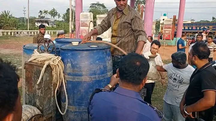 আমতলীতে অবৈধ জ্বালানি মজুদ: ৫১০ লিটার ডিজেল-অকটেন জব্দ, ৫ হাজার টাকা জরিমানা