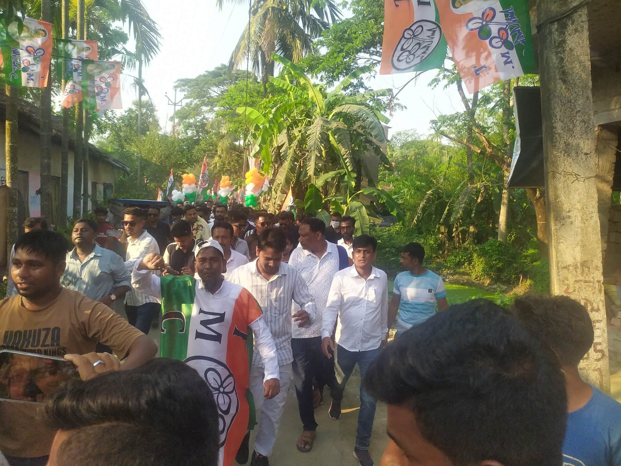 মগরাহাট পশ্চিমে উত্তর কুসুম গ্রাম পঞ্চায়েতের অধীনে তৃনমূল কংগ্রেসের নেতা ও প্রার্থী সামিম আহমেদের সমর্থনে বিশাল রোড শো