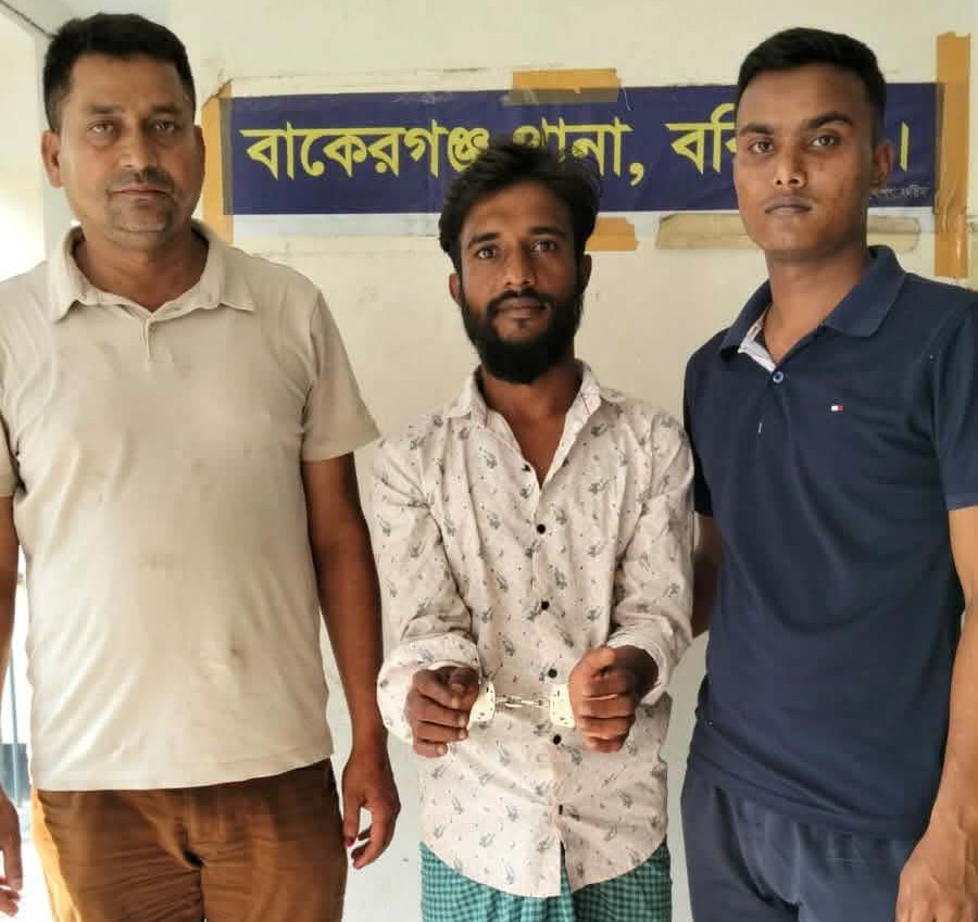 বাকেরগঞ্জ থানা পুলিশের বড় সাফল্য: ১০ বছরের সাজাপ্রাপ্ত পলাতক আসামি গ্রেফতার